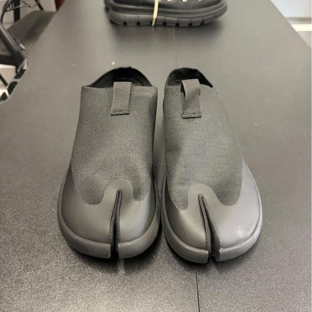 Tabi Men's Black and Grey Slippers